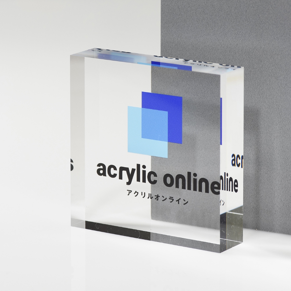アクリルの透明感を活かしたスタンダードな仕様