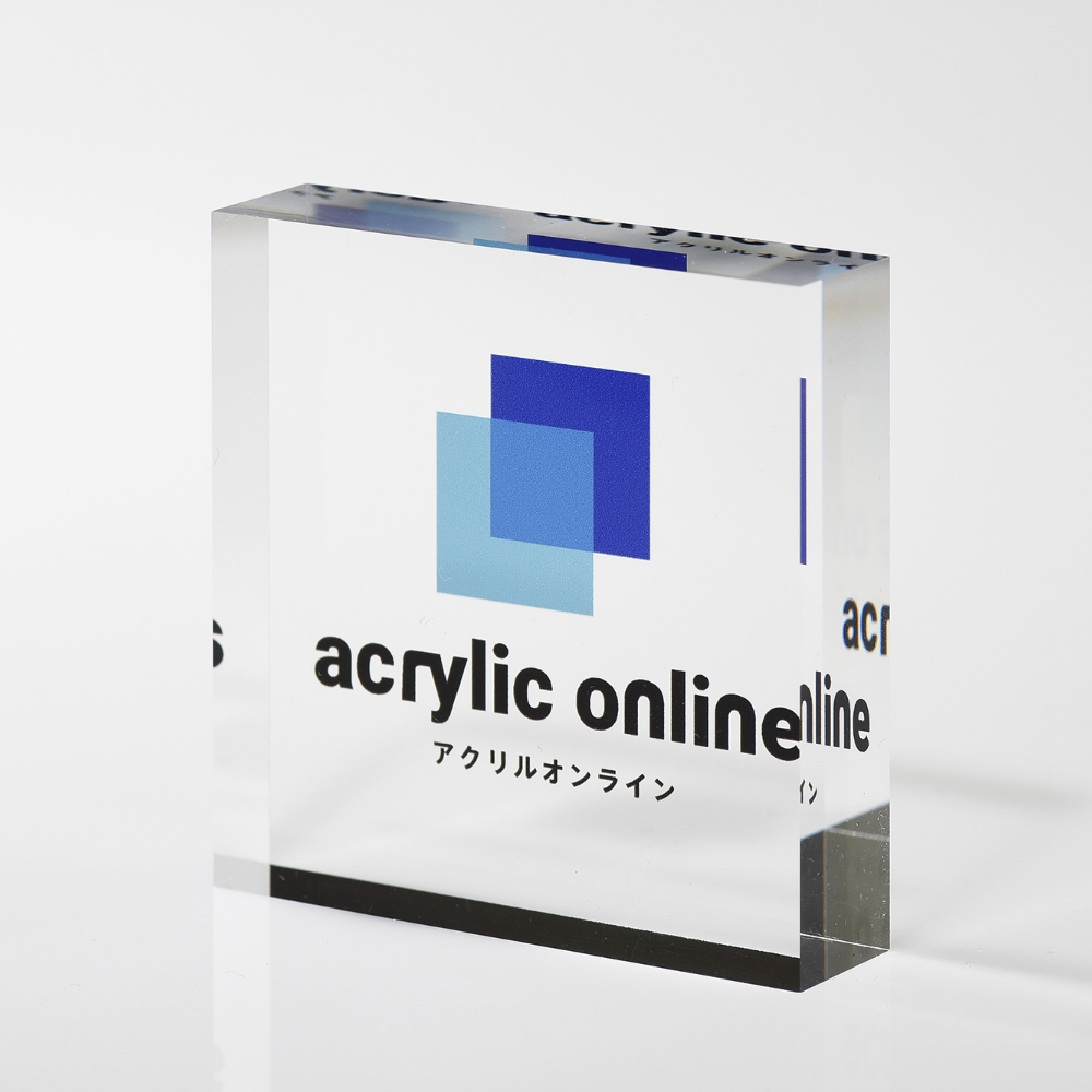 アクリルの透明感を活かしたスタンダードな仕様