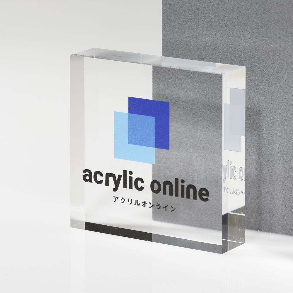 アクリルの透明感を活かしたスタンダードな仕様