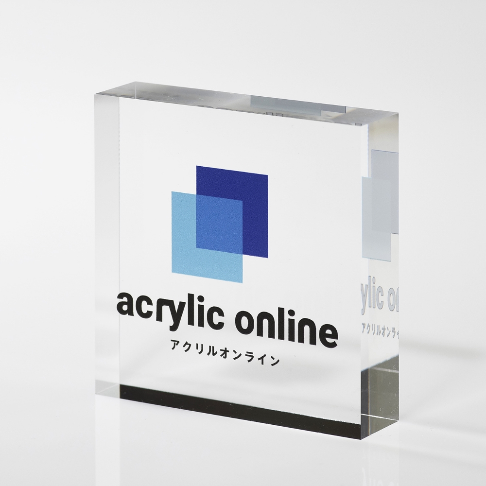 アクリルの透明感を活かしたスタンダードな仕様